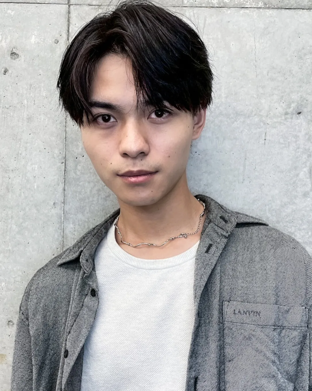 赤坂に位置する当店で、ビジネスシーンで映えるフェザーパーマを...